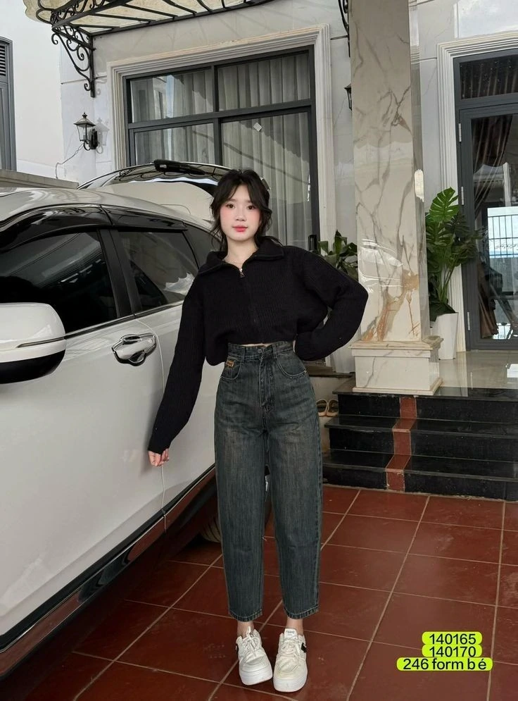 Cropped Black Hoodie with High-Waisted Jeans