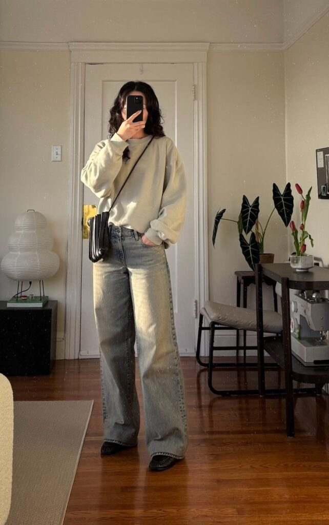 Oversized Cream Sweatshirt With Wide-Leg Jeans